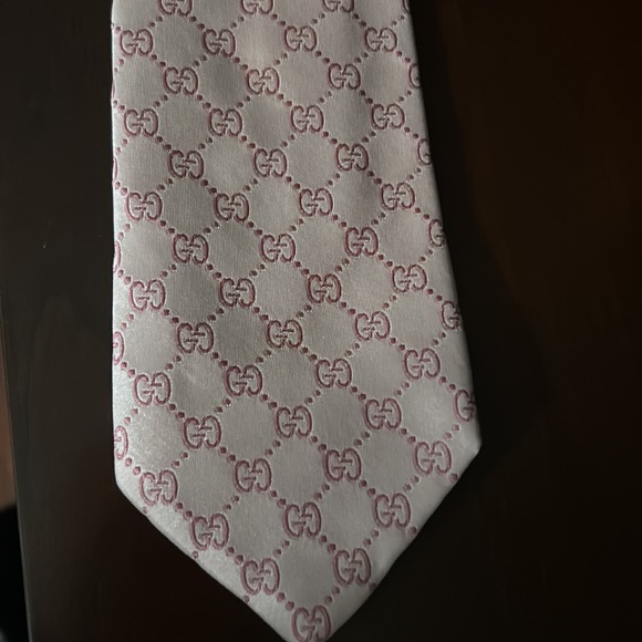 Authentic pink Gucci Tie. Excellent condition. Perfect for an event - Picture 3 of 6